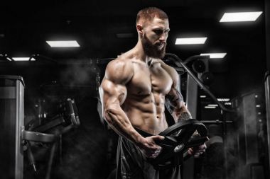 Trapezius makinede için ağır egzersiz yaparak modeli