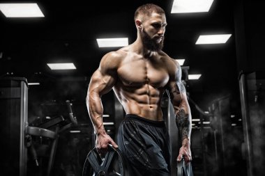 Trapezius makinede için ağır egzersiz yaparak modeli