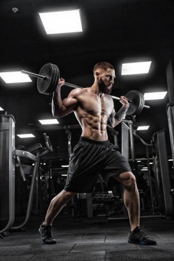 Trapezius makinede için ağır egzersiz yaparak modeli