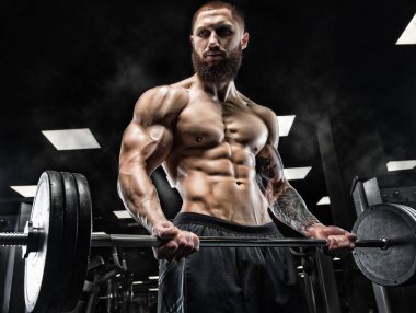 Trapezius makinede için ağır egzersiz yaparak modeli