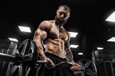 Trapezius makinede için ağır egzersiz yaparak modeli