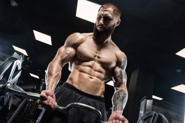 Trapezius makinede için ağır egzersiz yaparak modeli