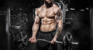 Trapezius makinede için ağır egzersiz yaparak modeli