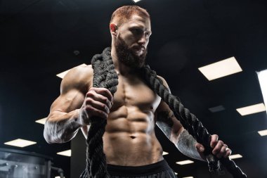 Trapezius makinede için ağır egzersiz yaparak modeli