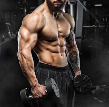 Trapezius makinede için ağır egzersiz yaparak modeli