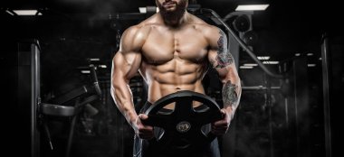 Trapezius makinede için ağır egzersiz yaparak modeli