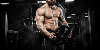 Trapezius makinede için ağır egzersiz yaparak modeli