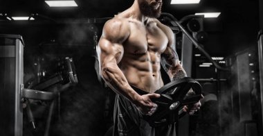 Trapezius makinede için ağır egzersiz yaparak modeli