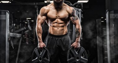 Trapezius makinede için ağır egzersiz yaparak modeli