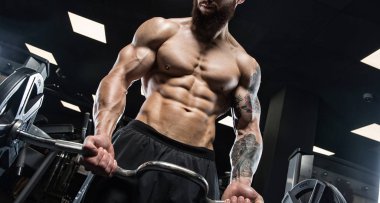 Trapezius makinede için ağır egzersiz yaparak modeli