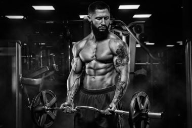 Trapezius makinede için ağır egzersiz yaparak modeli