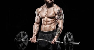 Trapezius makinede için ağır egzersiz yaparak modeli