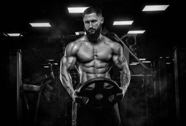 Trapezius makinede için ağır egzersiz yaparak modeli