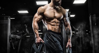 Trapezius makinede için ağır egzersiz yaparak modeli