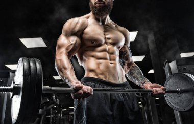 Trapezius makinede için ağır egzersiz yaparak modeli