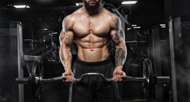 Trapezius makinede için ağır egzersiz yaparak modeli