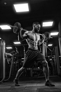 Trapezius makinede için ağır egzersiz yaparak modeli