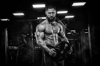 Trapezius makinede için ağır egzersiz yaparak modeli