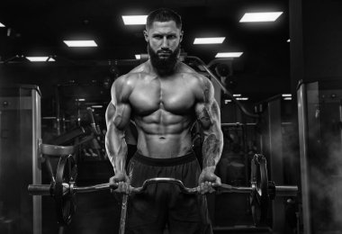 Trapezius makinede için ağır egzersiz yaparak modeli