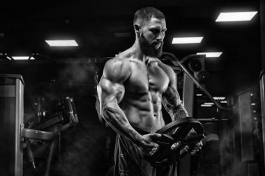 Trapezius makinede için ağır egzersiz yaparak modeli