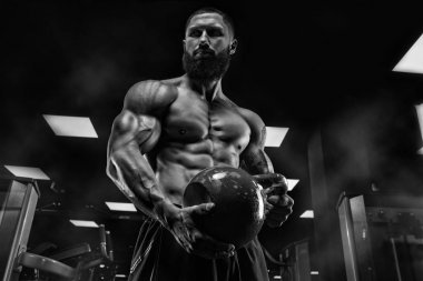 Trapezius makinede için ağır egzersiz yaparak modeli