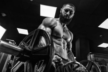 Trapezius makinede için ağır egzersiz yaparak modeli