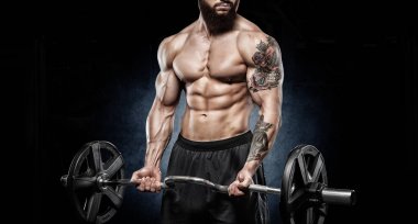 Trapezius makinede için ağır egzersiz yaparak modeli