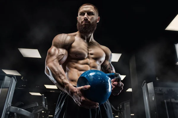 Model Doing Heavy Weight Exercise For Trapezius On Machine — Stock Photo, Image