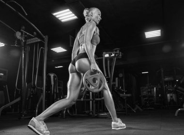 Çekici fitness kadını, eğitimli kadın vücudu, yaşam tarzı portresi, beyaz model.