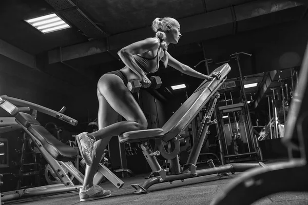 Mulher fitness atraente, corpo feminino treinado, retrato de estilo de vida, modelo caucasiano — Fotografia de Stock