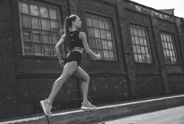 genç bir kadın bir yolun bir parkta koşu