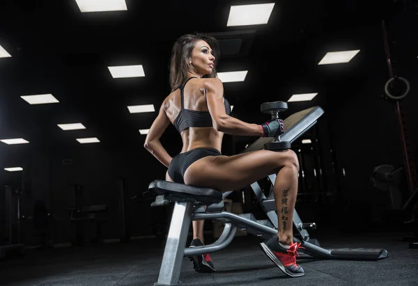 Aantrekkelijke jonge vrouw uit te werken met halters - bikini gezondhei — Stockfoto