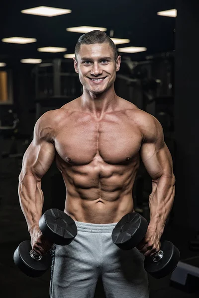 Elinde ağırlıkları olan genç bir adamın portresi.
