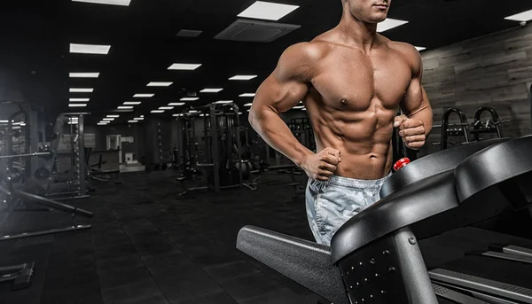 Elinde ağırlıkları olan genç bir adamın portresi.