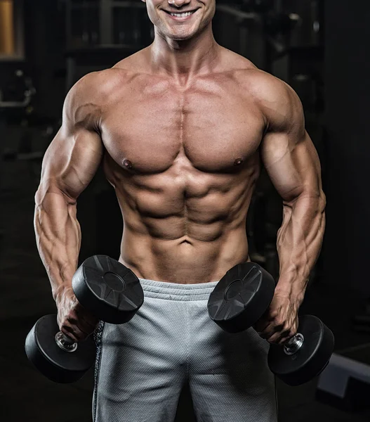 Elinde ağırlıkları olan genç bir adamın portresi.