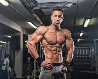 Adam ağır ağırlık mı spor salonunda. Atletik spor yaşam tarzı