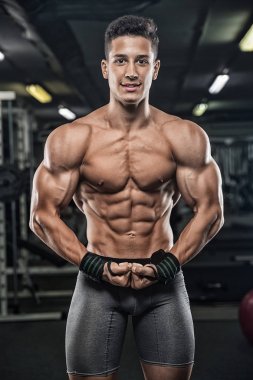 Acımasız güçlü atletik erkek kasları egzersiz bodybuildi kadar pompalama