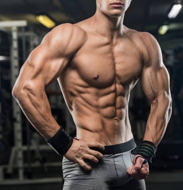 Ağır deadlifts mo yapıyor çekici uzun boylu kaslı vücut geliştirmeci