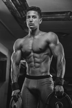 Adam ağır ağırlık mı spor salonunda. Atletik spor yaşam tarzı