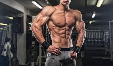 Adam ağır ağırlık mı spor salonunda. Atletik spor yaşam tarzı