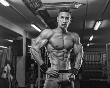 Adam ağır ağırlık mı spor salonunda. Atletik spor yaşam tarzı