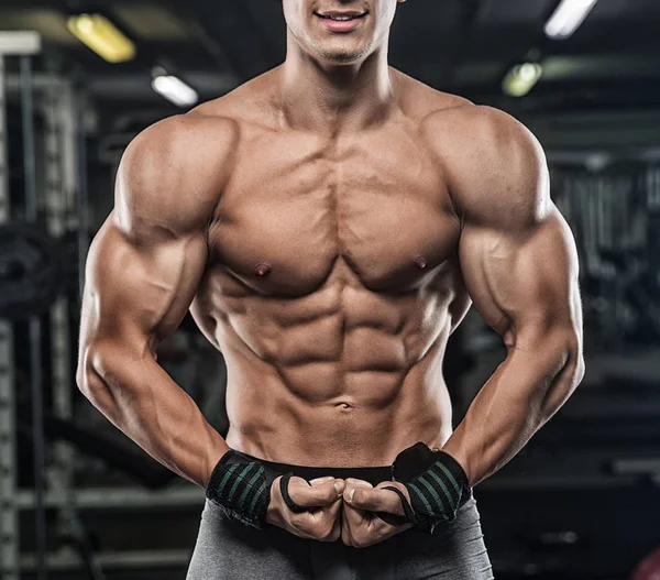 Acımasız güçlü atletik erkek kasları egzersiz bodybuildi kadar pompalama — Stok fotoğraf