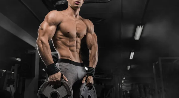 Hombre levantando pesas pesadas en el gimnasio. Deporte deportivo estilo de vida — Foto de Stock