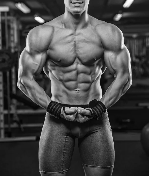 Acımasız güçlü atletik erkek kasları egzersiz bodybuildi kadar pompalama