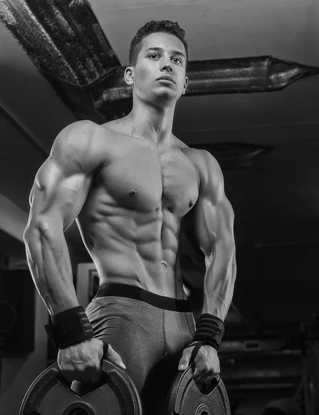 野蛮强健壮的男士们打气的肌肉锻炼 bodybuildi — 图库照片