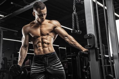 Acımasız güçlü atletik erkek kasları egzersiz bodybuildi kadar pompalama