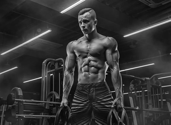 Bumbbells ağırlık vasıl belgili tanımlık jimnastik salonu ile çalışma dışarı vücut geliştirmeci — Stok fotoğraf