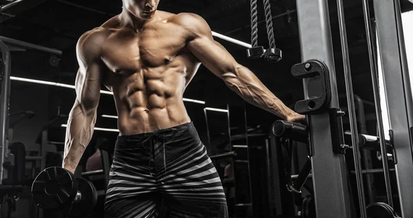 Acımasız güçlü atletik erkek kasları egzersiz bodybuildi kadar pompalama