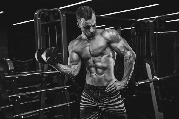 Bumbbells ağırlık vasıl belgili tanımlık jimnastik salonu ile çalışma dışarı vücut geliştirmeci — Stok fotoğraf