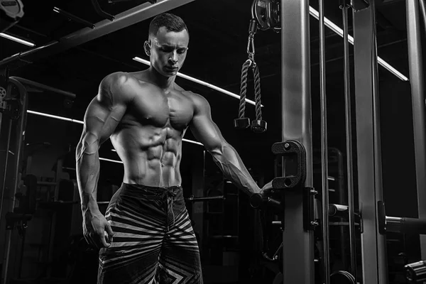 Bodybuilder trainiert mit Hanteln im Fitnessstudio — Stockfoto